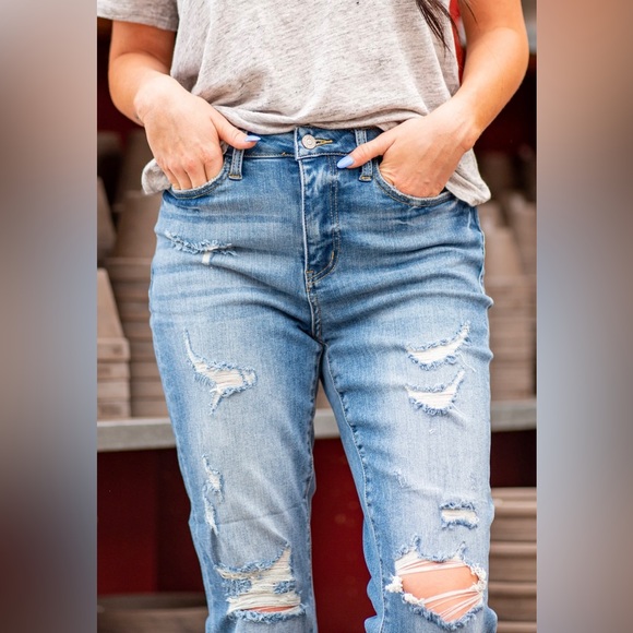 NWT JUDY BLUE High Rise Boyfriend Distressed Light Wash Jeans - Picture 10 of 16